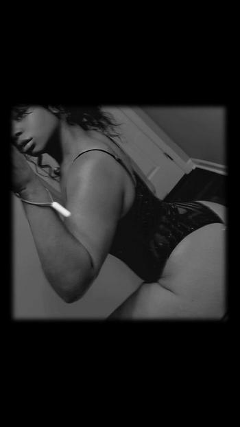 Red, 25  female escort, Cleveland